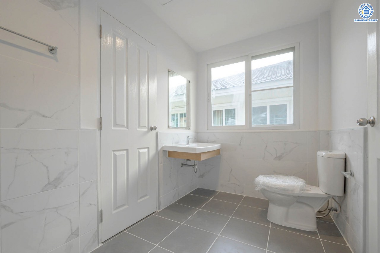 บ้านมือสองตกแต่งใหม่ โครงการ คาซ่าแกรนด์ รัตนาธิเบศร์-ราชพฤกษ์ บ้านเดี่ยวจากแบรนด์ Q.House เนื้อที่ 68 ตร.ว. ฟังก์ชัน 3 ห้องนอน 4 ห้องน้ำ 1 ห้องแม่บ้าน จอดรถได้ถึง 2 คัน พร้อม Facilities ครบครัน บนทำเลเดินทางสะดวก ติดถนนราชพฤกษ์ ใกล้เซ็นทรัลเวสต์เกต และรถไฟฟ้าสายสีม่วง "สถานีบางรักใหญ่"